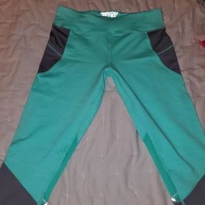 NWOT capri leggings!